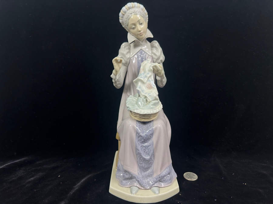 Vintage Lladro 'Medieval Lady Embroidering' Porcelain Figurine #5126 11.5'H 1980-1992 [Photo 2]