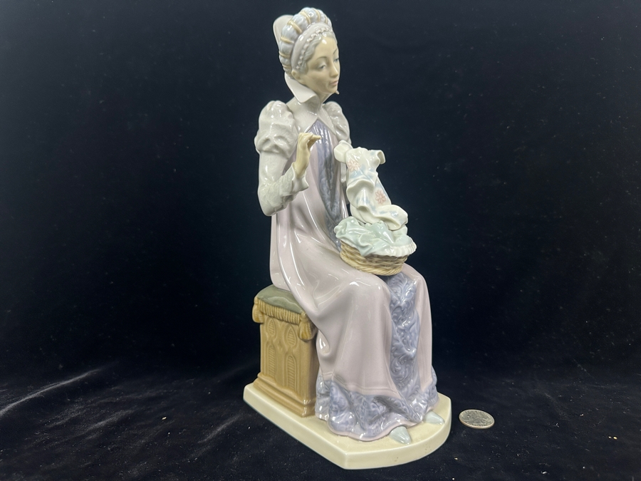 Vintage Lladro 'Medieval Lady Embroidering' Porcelain Figurine #5126 11.5'H 1980-1992 [Photo 4]