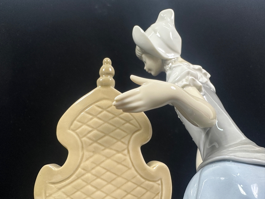 Vintage Lladro 'Dutch Mother' Porcelain Figurine #5083 12'H  [Photo 12]