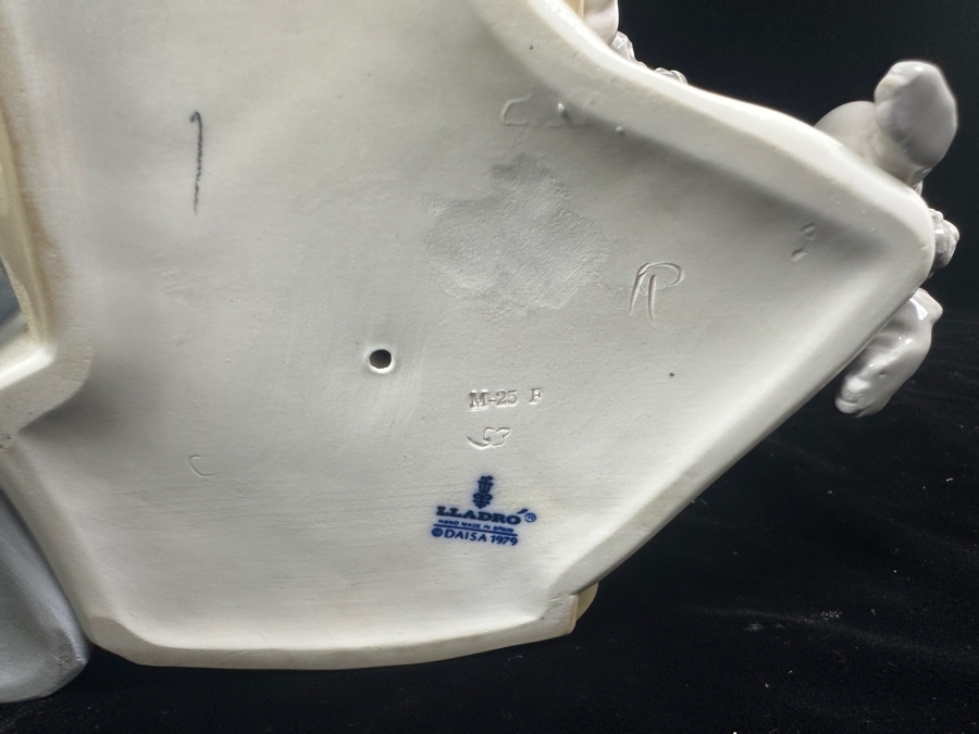 Vintage Lladro 'Dutch Mother' Porcelain Figurine #5083 12'H  [Photo 14]