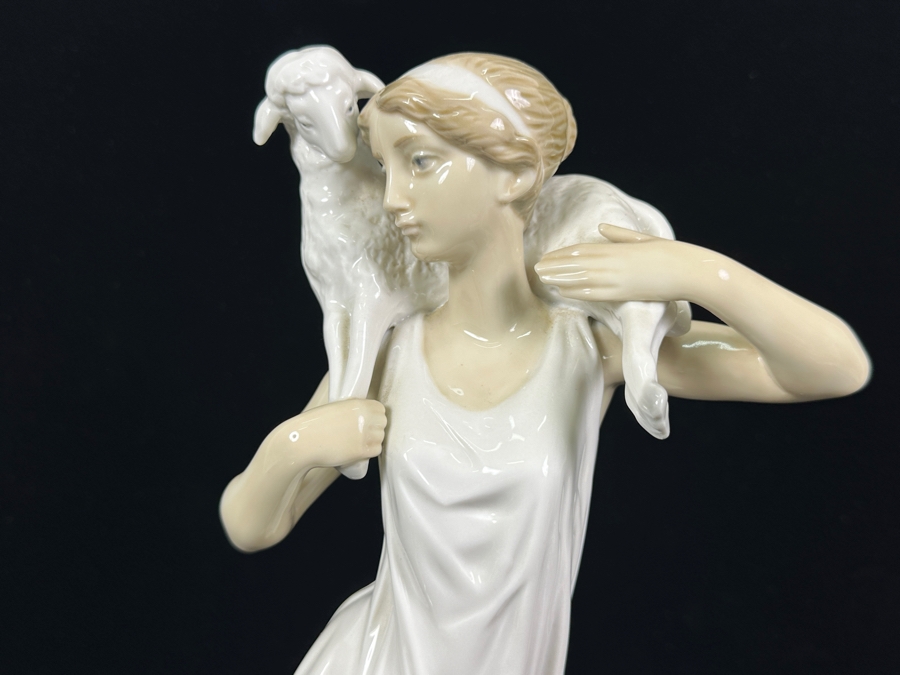 Nao by Lladro Greek Shepherdess Porcelain Figurine 14.5'H 1980 [Photo 3]