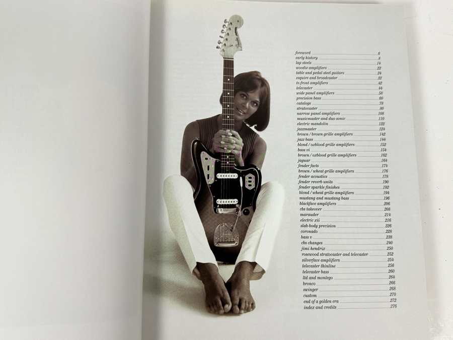 Hardcover Book Fender The Golden Age 1946-1970 [Photo 4]