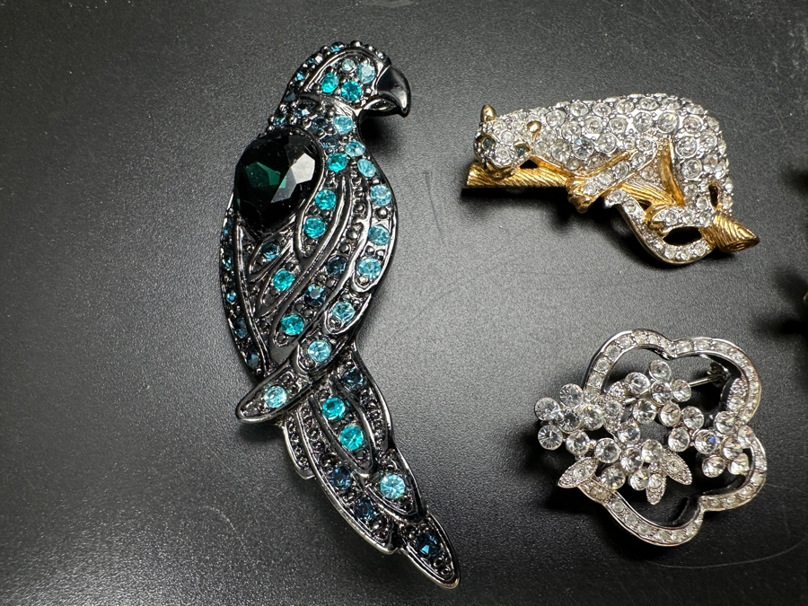 Just Added - (4) Brooches [Photo 2]