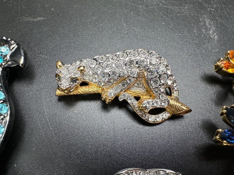 Just Added - (4) Brooches [Photo 3]