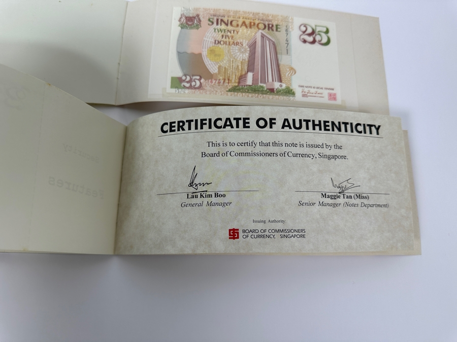 Pair Of Mint Uncirculated Singapore Twenty Five Dollars Bills Commemorating 25 Years Of Singapore 1971-1996 [Photo 7]