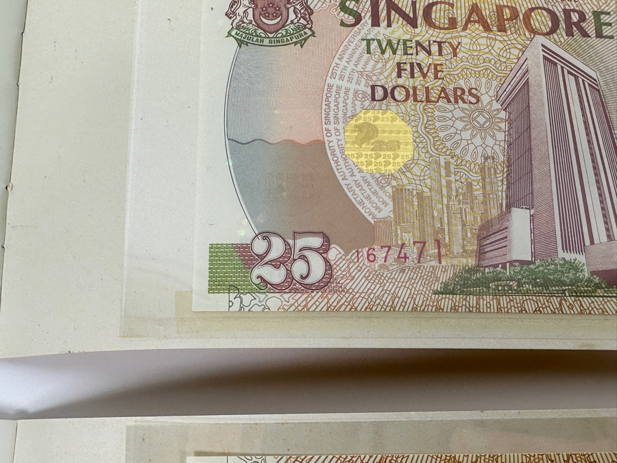 Pair Of Mint Uncirculated Singapore Twenty Five Dollars Bills Commemorating 25 Years Of Singapore 1971-1996 [Photo 6]