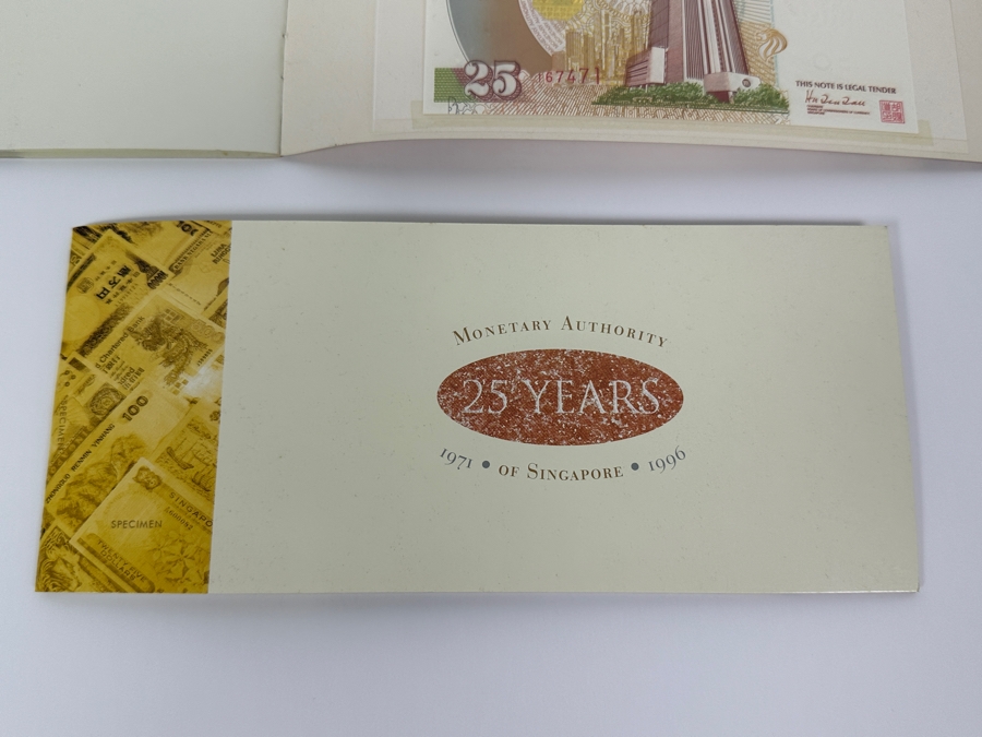 Pair Of Mint Uncirculated Singapore Twenty Five Dollars Bills Commemorating 25 Years Of Singapore 1971-1996 [Photo 10]