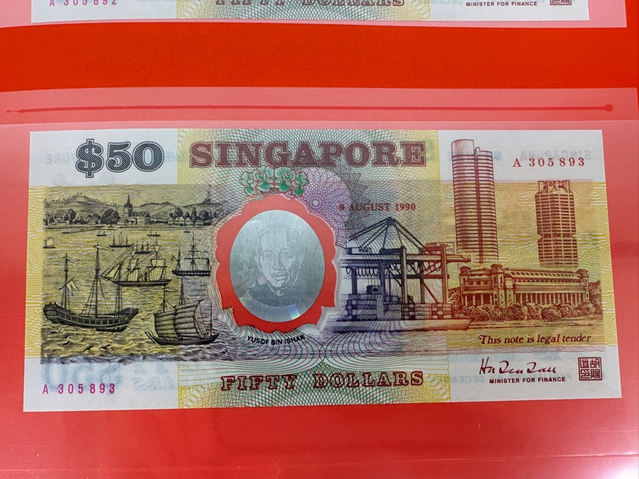 Pair Of Mint Uncirculated Singapore Commemorative $50 Notes Fifty Dollars First Issued In Singapore To Celebrate The Nation's 25th Year Of Independence Limited To 300,000 With 9 August 1990 Anniversary Date Featuring Hologram Of Yusof Bin Ishak [Photo 4]