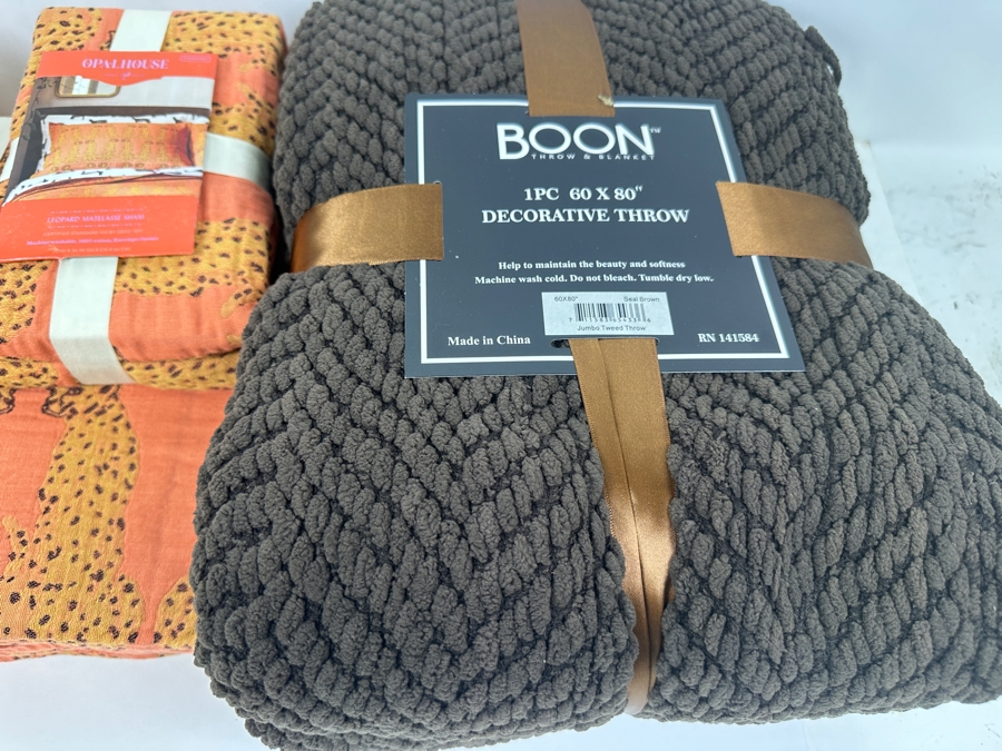 New Boon Brown Decorative Throw  60' x 80' and Opalhouse Full/Queen Leopard Matelasse Coverlet and (2) Standard Shams [Photo 7]