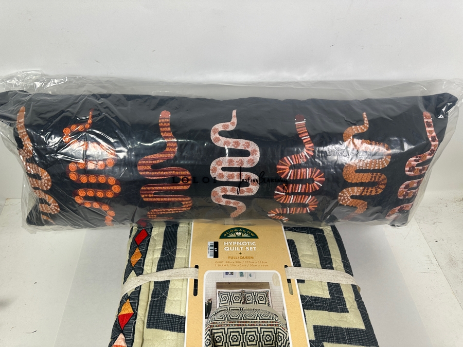 New Jungalow Hypnotic Full/Queen Quilt Set and Justina Blakeney Snake Throw Pillow [Photo 5]