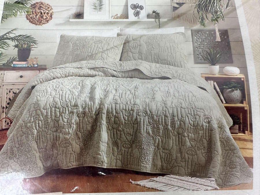 New Justina Blakeney Hamsa Full/ Queen Quilt with Casaluna Full/Queen Knit Blanket [Photo 5]