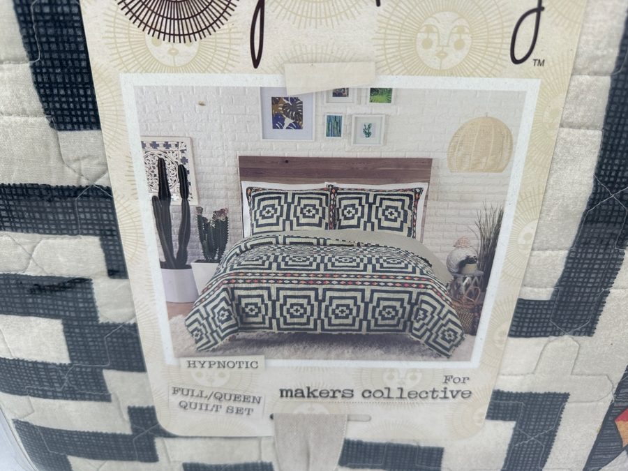 New Justina Blakeney Hypnotic Full/Queen Quilt with (2) Throw Pillows [Photo 3]