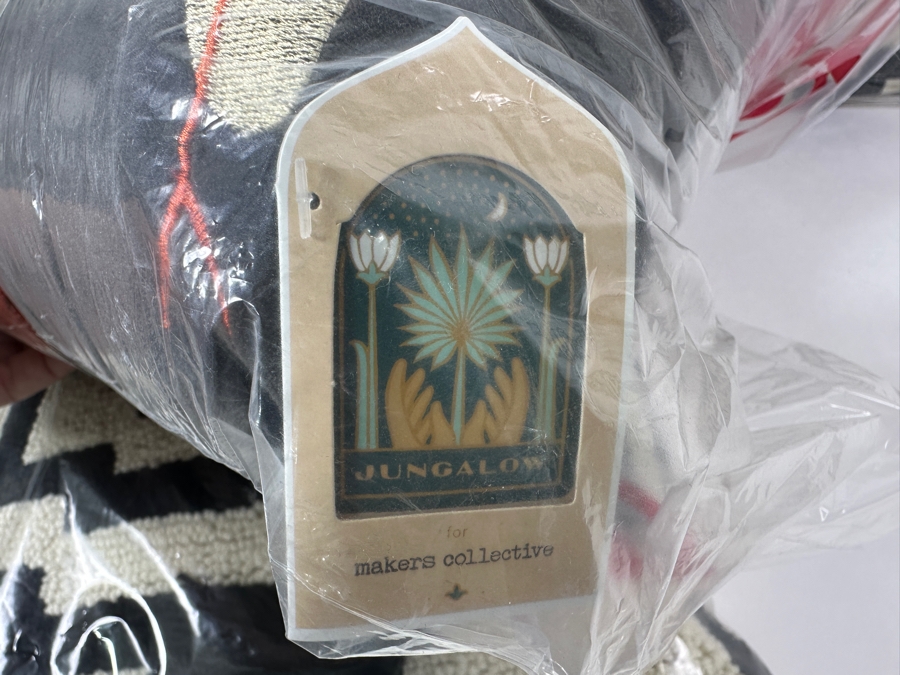 New Justina Blakeney Hypnotic Full/Queen Quilt with (2) Throw Pillows [Photo 7]