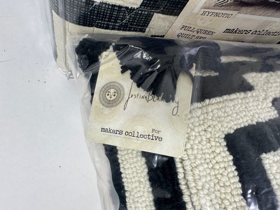 New Justina Blakeney Hypnotic Full/Queen Quilt with (2) Throw Pillows [Photo 5]