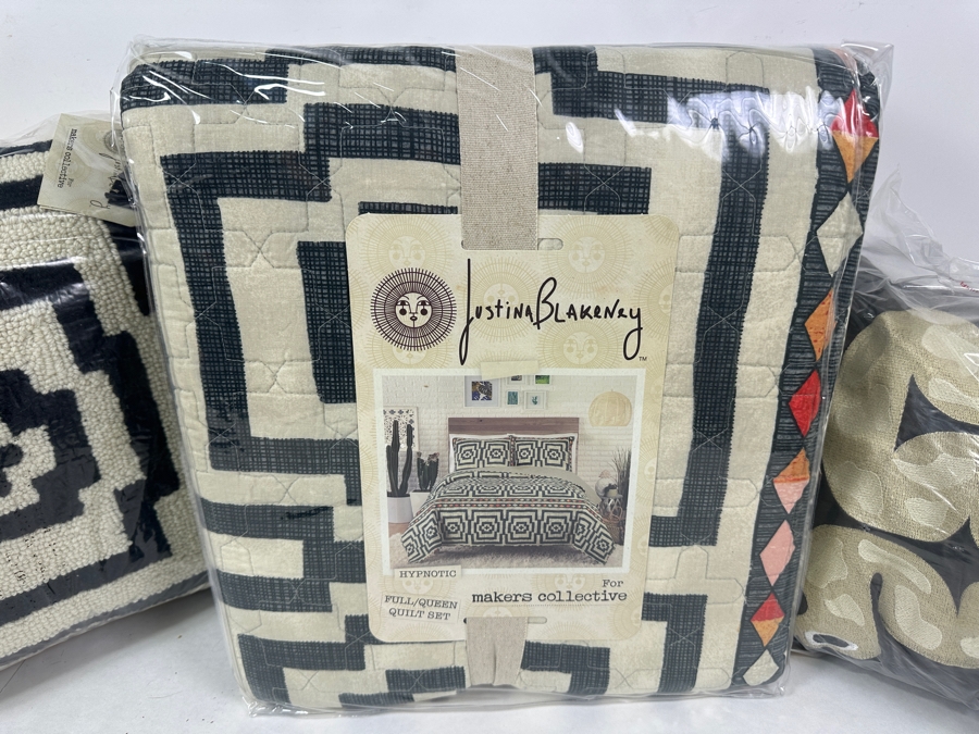 New Justina Blakeney Hypnotic Full/Queen Quilt with (2) Throw Pillows [Photo 2]
