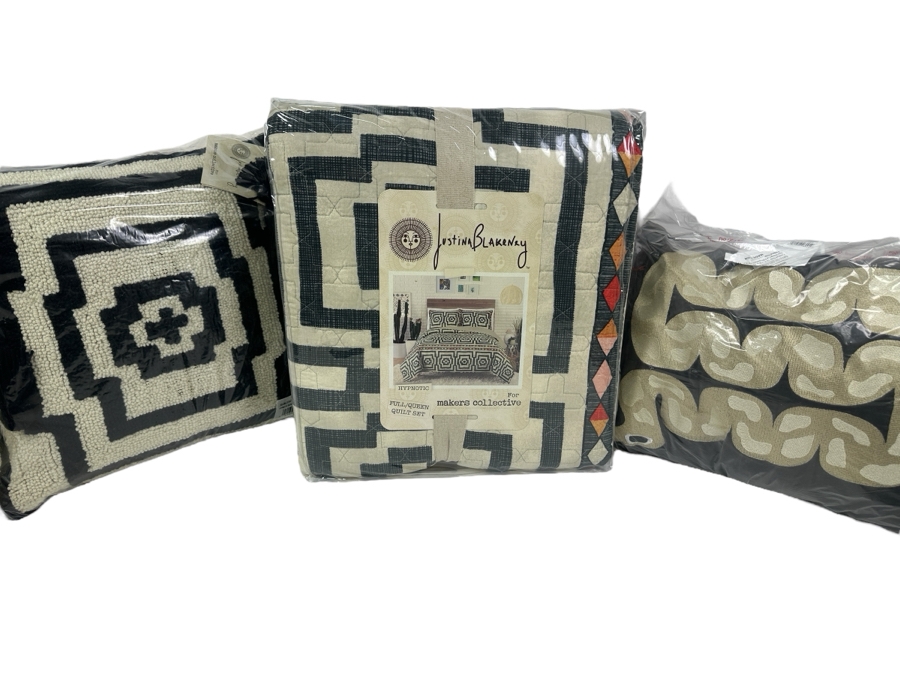 New Justina Blakeney Hypnotic Full/Queen Quilt with (2) Throw Pillows [Photo 1]