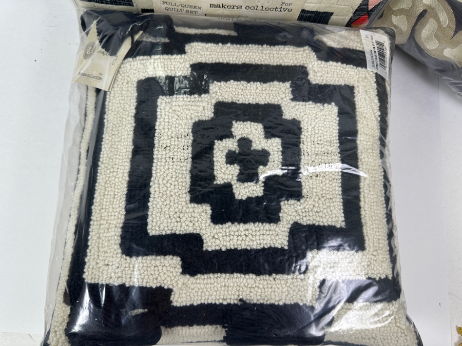 New Justina Blakeney Hypnotic Full/Queen Quilt with (2) Throw Pillows [Photo 4]