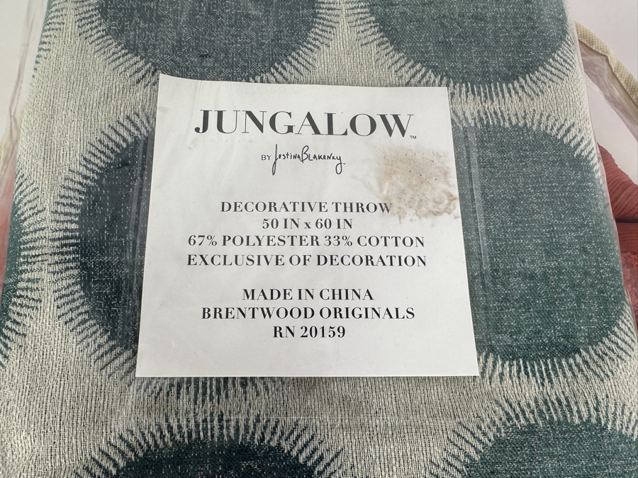 New Opalhouse Jungalow by Juntina Blakeney Full/Queen Tufted Comforter Set with Decorative Throw 50' X 60' [Photo 5]