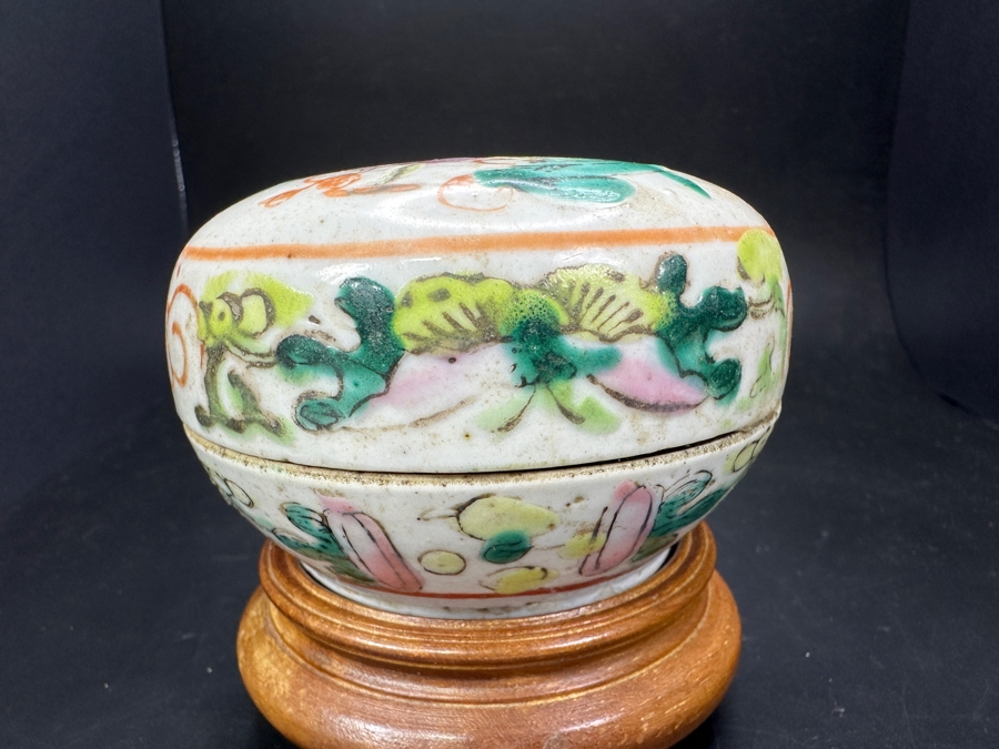 Vintage Chinese Hand Painted Famille Rose Porcelain Box With Wooden Stand Made In The People's Republic Of China 3.5'W [Photo 11]