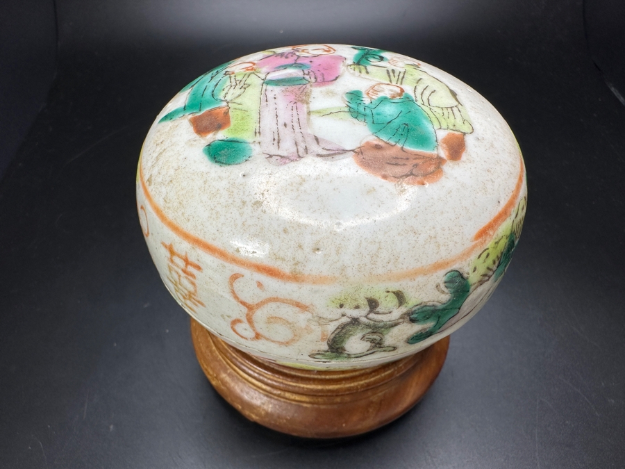 Vintage Chinese Hand Painted Famille Rose Porcelain Box With Wooden Stand Made In The People's Republic Of China 3.5'W [Photo 7]