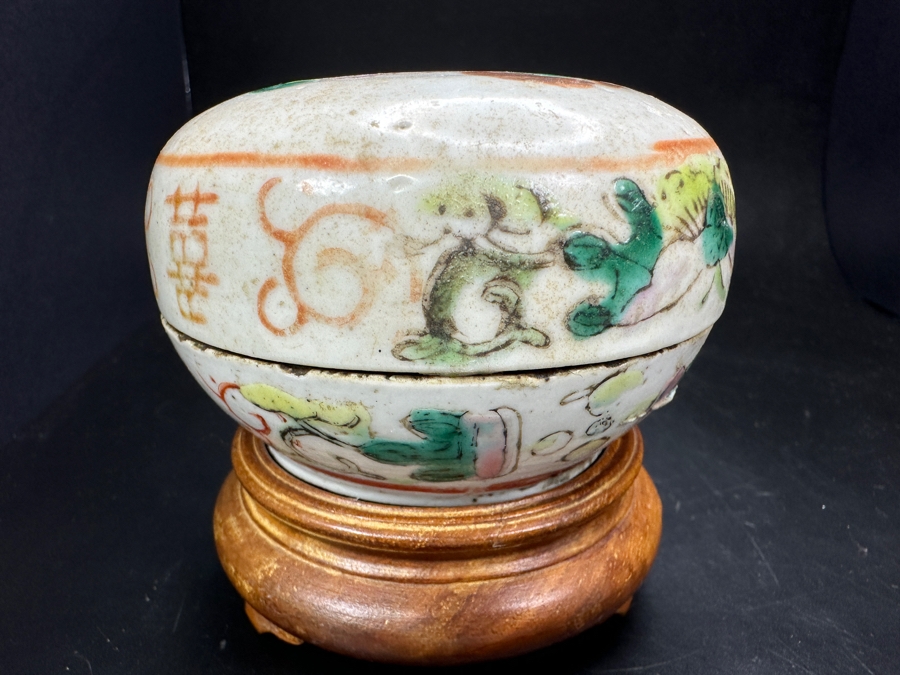 Vintage Chinese Hand Painted Famille Rose Porcelain Box With Wooden Stand Made In The People's Republic Of China 3.5'W [Photo 6]