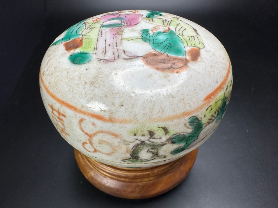Vintage Chinese Hand Painted Famille Rose Porcelain Box With Wooden Stand Made In The People's Republic Of China 3.5'W [Photo 5]