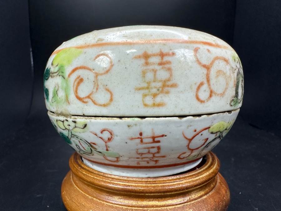 Vintage Chinese Hand Painted Famille Rose Porcelain Box With Wooden Stand Made In The People's Republic Of China 3.5'W [Photo 10]
