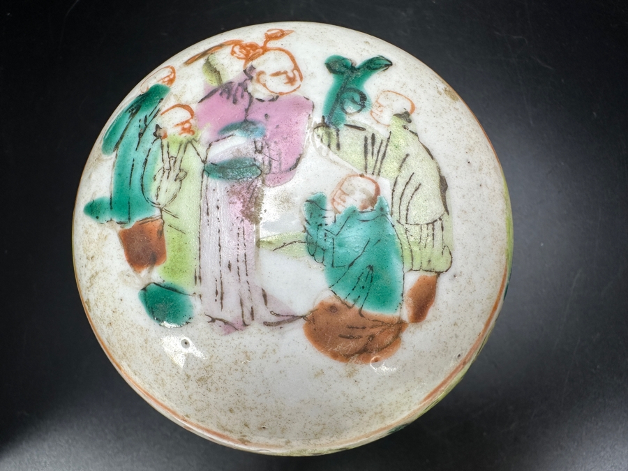 Vintage Chinese Hand Painted Famille Rose Porcelain Box With Wooden Stand Made In The People's Republic Of China 3.5'W [Photo 4]