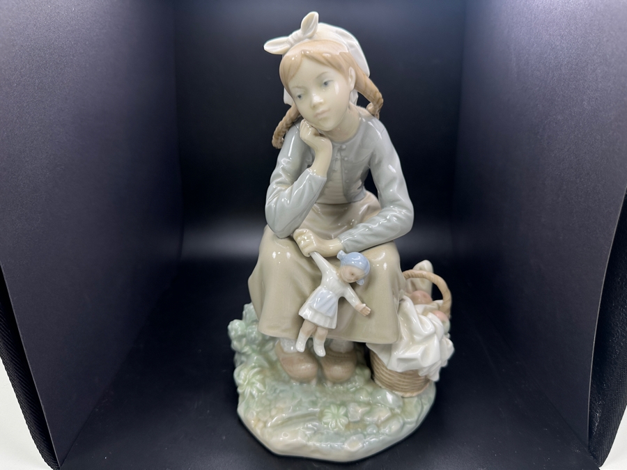 Vintage Lladro Figurine Girl With Doll 1211 9'H [Photo 2]