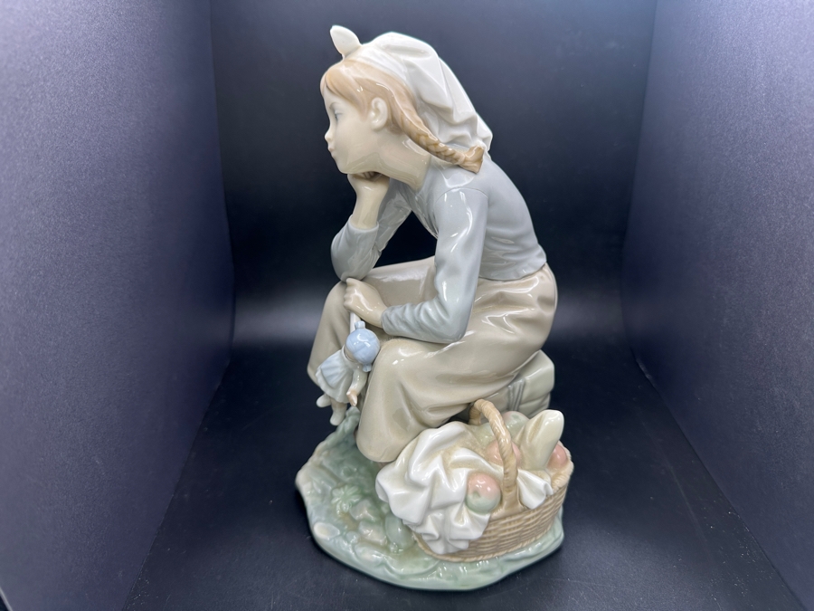 Vintage Lladro Figurine Girl With Doll 1211 9'H [Photo 4]