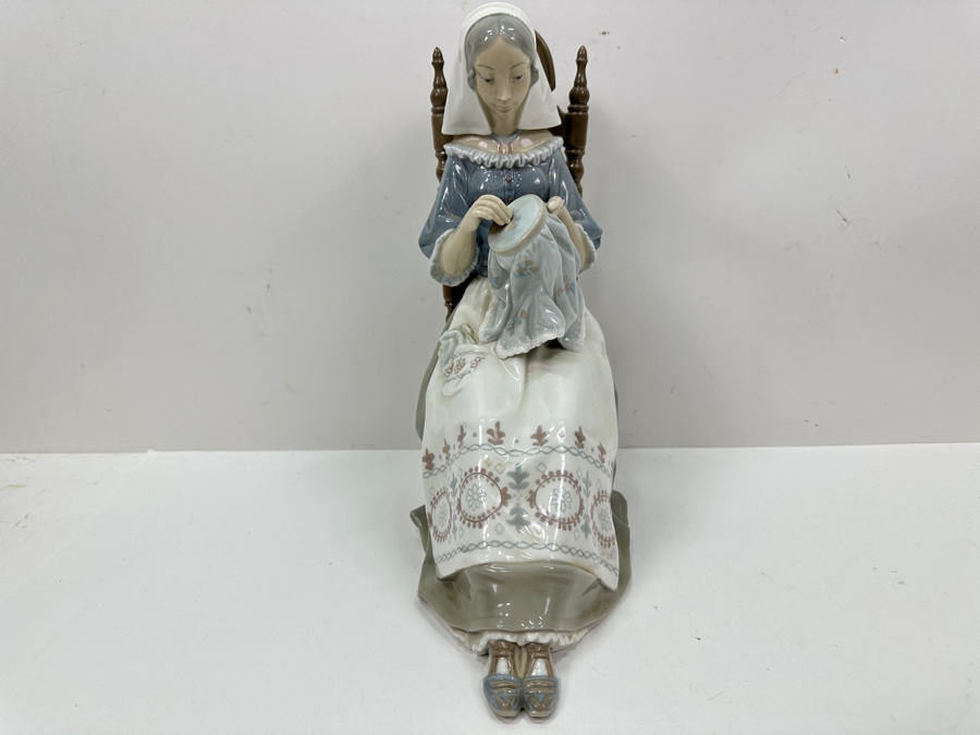 Lladro Porcelain Figurine 'The Embroiderer' #4865 11'H [Photo 3]