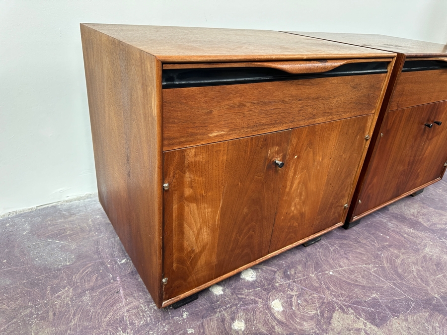 Mid-Century Modern Glenn Of Carson California Pair Of Nightstands (One Pull Is Missing) 24W X 19D X 23H [Photo 11]