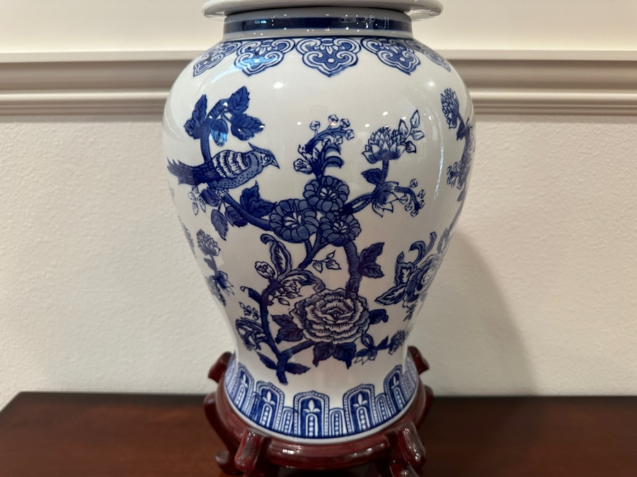 Decorative Chinoiserie Blue & White Ginger Jar With Lid And Wooden Stand [Photo 4]