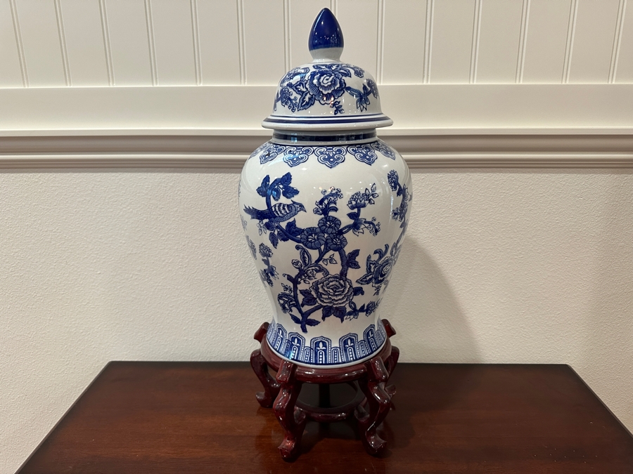 Decorative Chinoiserie Blue & White Ginger Jar With Lid And Wooden Stand [Photo 2]