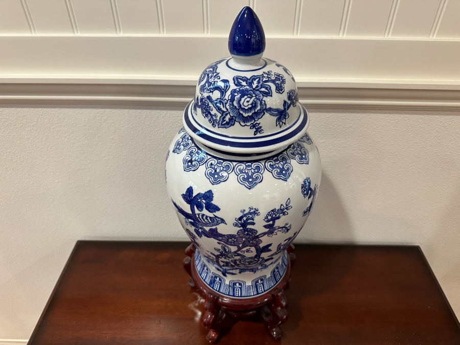 Decorative Chinoiserie Blue & White Ginger Jar With Lid And Wooden Stand [Photo 5]