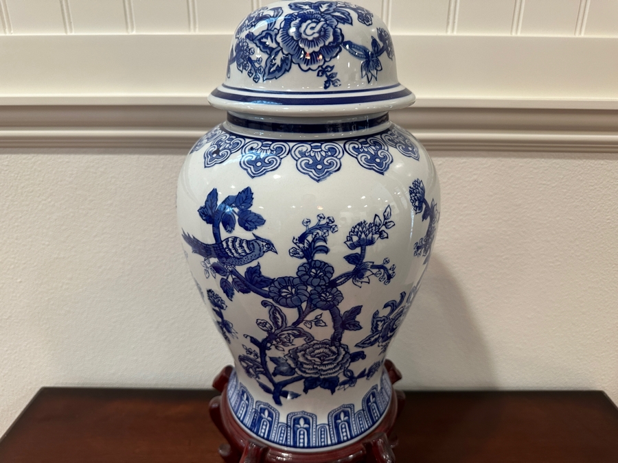 Decorative Chinoiserie Blue & White Ginger Jar With Lid And Wooden Stand [Photo 3]