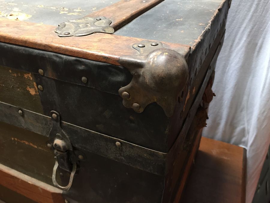 Vintage Trunk with Key [Photo 4]