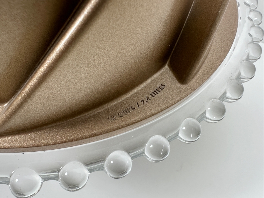 New Nordic Ware Heritage Bundt Pan 10' With Glass Cake Stand 12W X 4H [Photo 8]