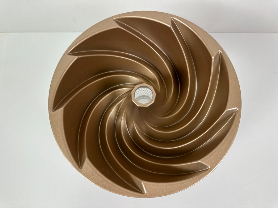 New Nordic Ware Heritage Bundt Pan 10' With Glass Cake Stand 12W X 4H [Photo 9]