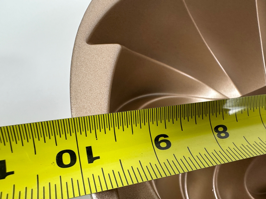 New Nordic Ware Heritage Bundt Pan 10' With Glass Cake Stand 12W X 4H [Photo 12]