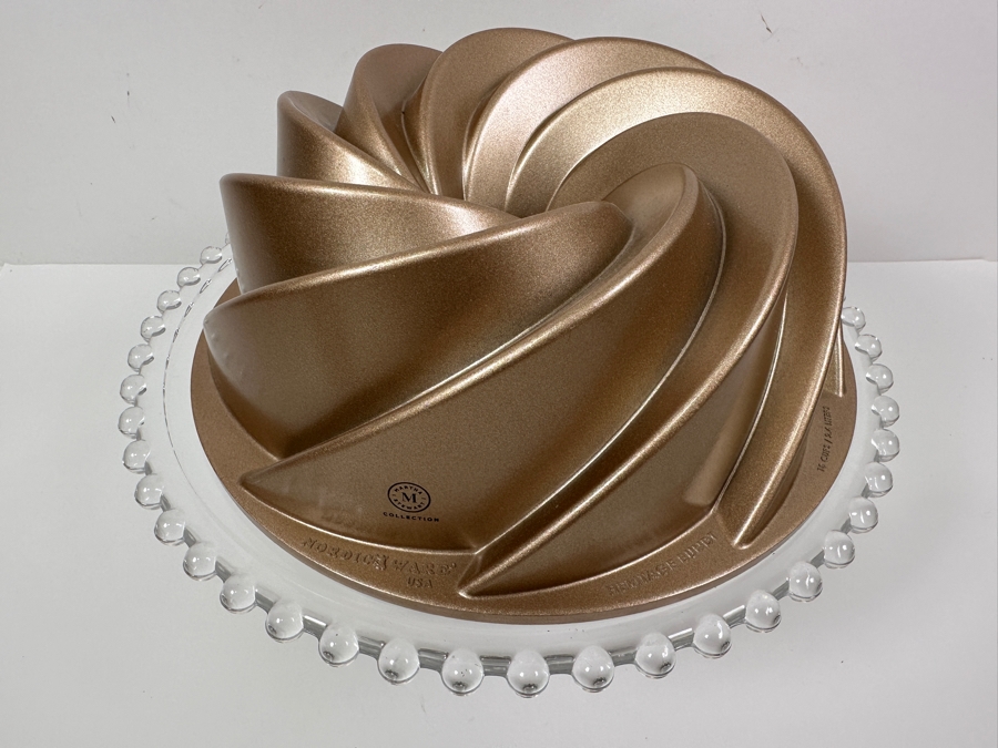 New Nordic Ware Heritage Bundt Pan 10' With Glass Cake Stand 12W X 4H [Photo 3]