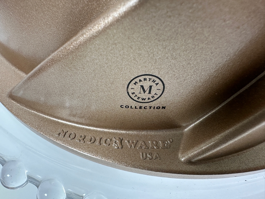 New Nordic Ware Heritage Bundt Pan 10' With Glass Cake Stand 12W X 4H [Photo 6]