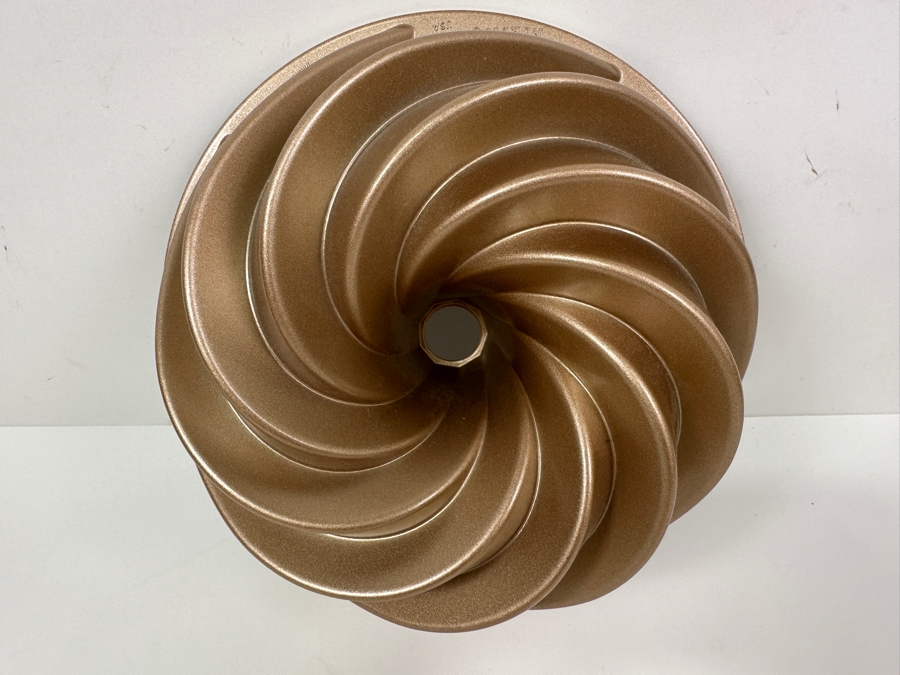 New Nordic Ware Heritage Bundt Pan 10' With Glass Cake Stand 12W X 4H [Photo 2]