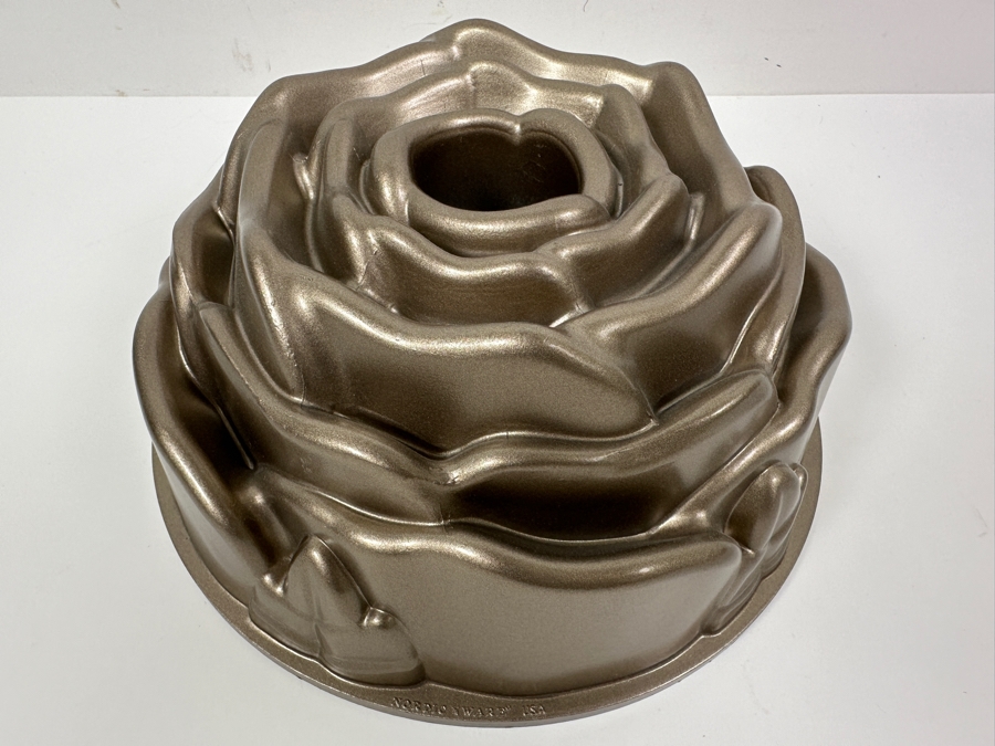 New Nordic Ware Rose Bundt Pan 9' [Photo 2]