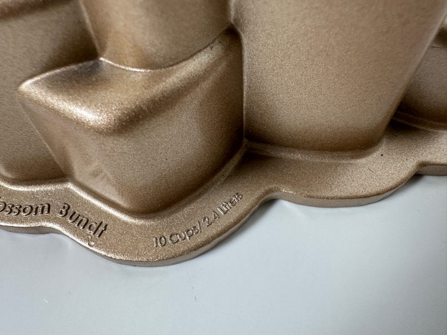 New Nordic Ware Blossom Bundt Pan 10' [Photo 6]
