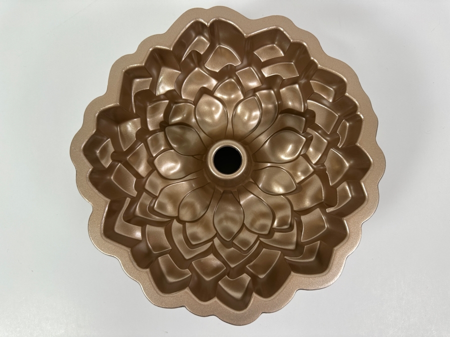 New Nordic Ware Blossom Bundt Pan 10' [Photo 7]