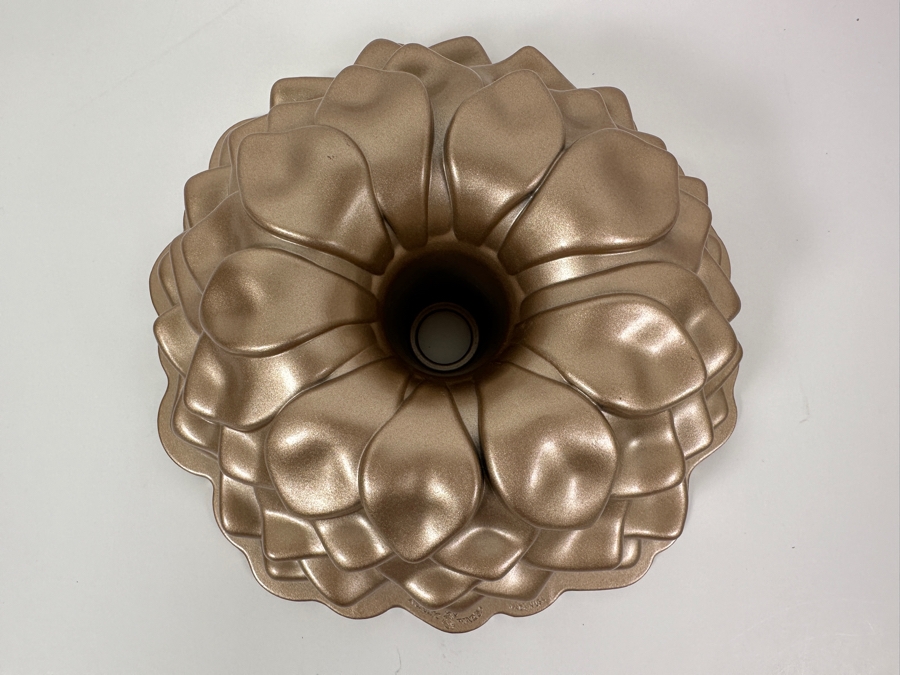 New Nordic Ware Blossom Bundt Pan 10' [Photo 3]
