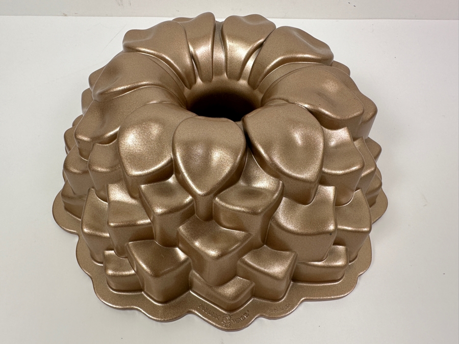 New Nordic Ware Blossom Bundt Pan 10' [Photo 2]