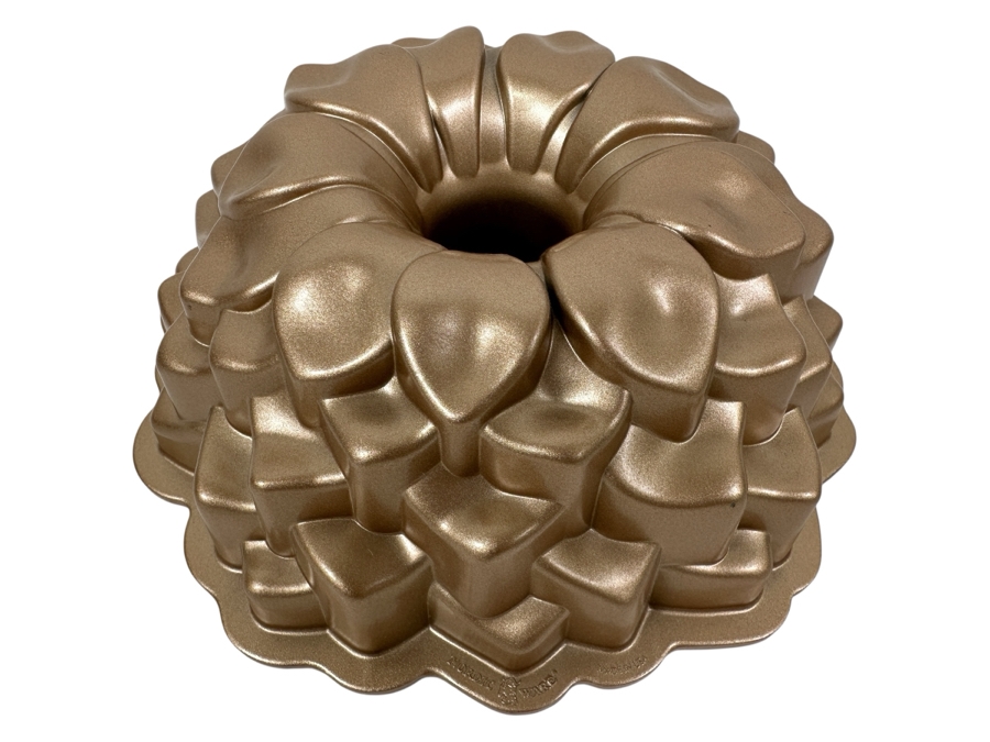 New Nordic Ware Blossom Bundt Pan 10'