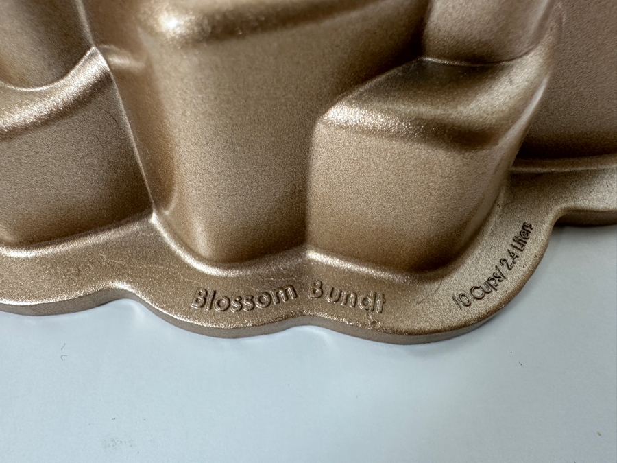New Nordic Ware Blossom Bundt Pan 10' [Photo 5]